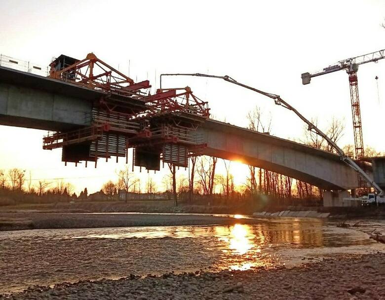 Na budowie mostu nad Sołą w Oświęcimiu trwa końcowe odliczanie przed połączeniem brzegów