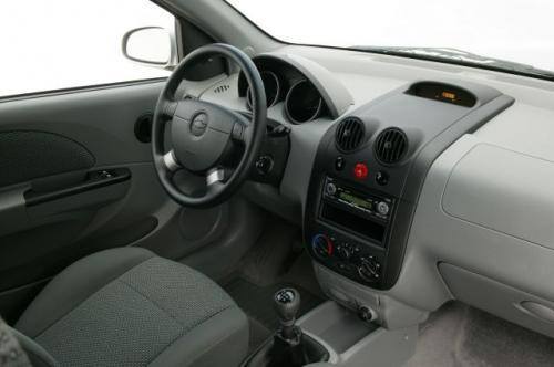 Fot. GM-Chevrolet: Deska rozdzielcza jest ergonomiczna i wykonana z twardych plastików.