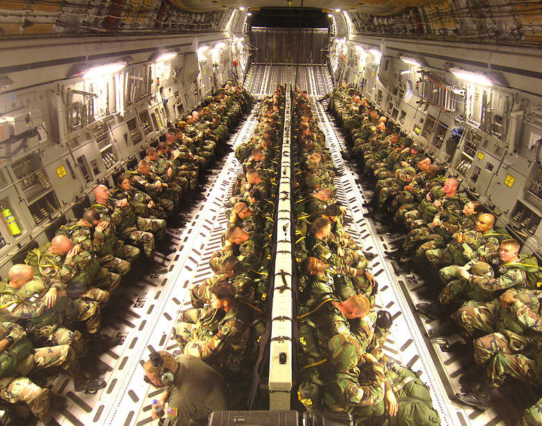 Wnętrze amerykańskiego ciężkiego samolotu transportowego C-17 Globemaster. Taki ma wylądować w Bydgoszczy we wtorek (15.02) - to informacja nieoficj