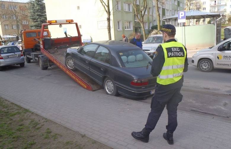 Jak zgłosić straży miejskiej porzucony samochód? Wrak można zgłosić poprzez formularz zgłoszeniowy dostępny na stronie internetowej straży miejskiej, telefonicznie: 986 (czynny całą dobę) oraz e-mailem: sm@um.poznan.pl. 