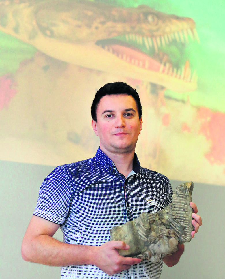 Dawid Surmik z fragmentem szkieletu odnalezionego proneustikozaura śląskiego