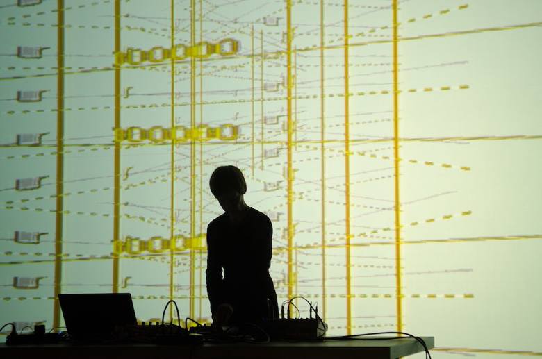 Koncert Amelie - artystki wykorzystującej dźwięki maszyn istniejącej szwalni i wizualizacji w oparciu o projekty ubrań - w Mózgu w sobotę (19.10.) o