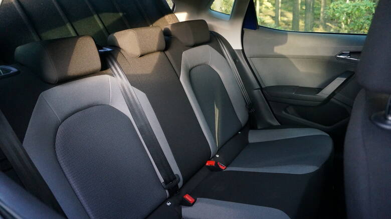 Seat Ibiza 1.0 TSI Ibizę  zbudowano na płycie MQB A0 czyli dla małych aut koncernu Volkswagena. Stylistycznie czerpie garściami z trzeciej generacji