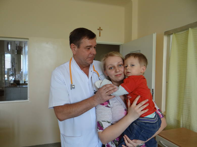 Dr Tadeusz Bujnowski z pacjentem i jego mamą