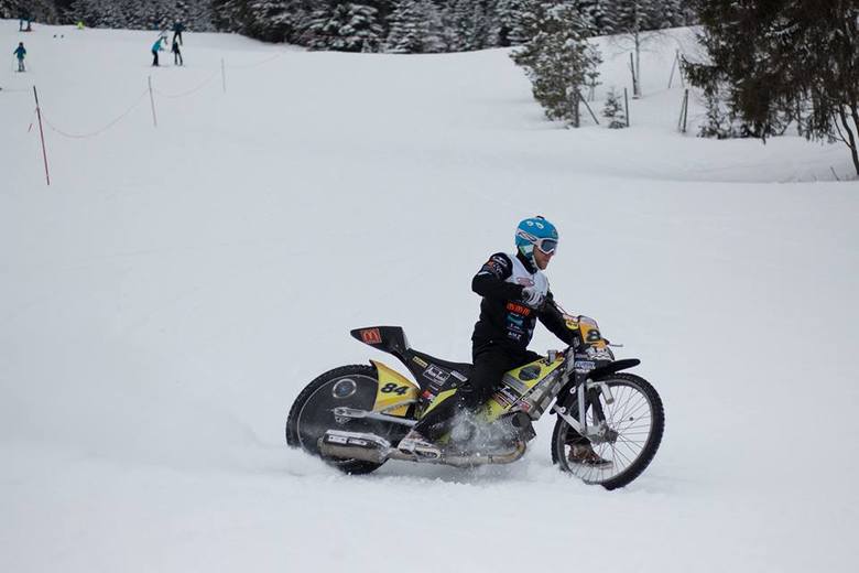 Martin Smolinski bawił się motocyklem w śniegach Bawarii.