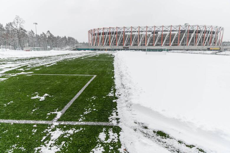 Na zdjęciu: boisko boczne Stadionu Miejskiego w Białymstoku zasypane śniegiem w kwietniu 2022.