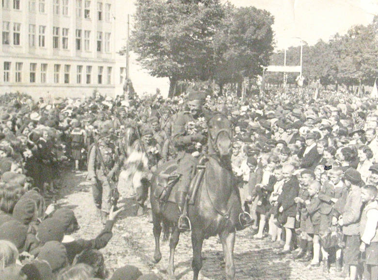 Owacyjne powitanie żołnierzy wracających z manewrów w 1936 r.. Na koniu ojciec naszego Czytelnika, kpt. Kazimierz Grabowski - zginie w Katyniu