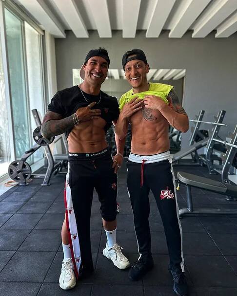 Mesut Özil (z prawej) z dumą prezentujący na swojej piersi tatuaż Szarych Wilków