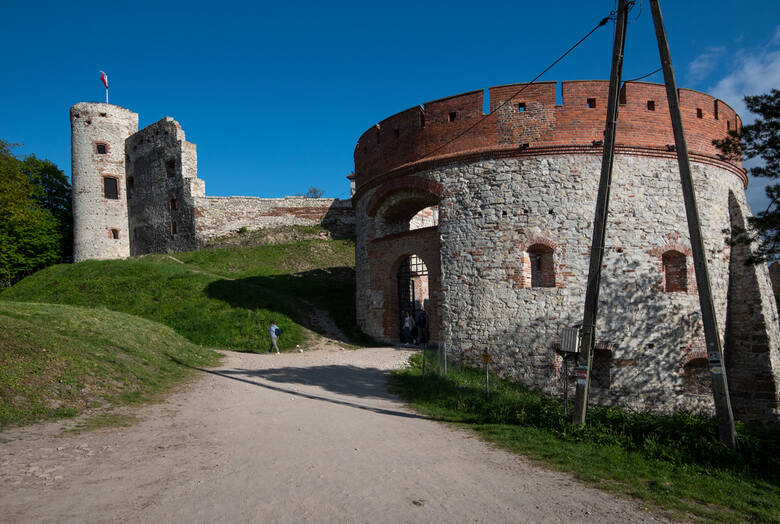 Wejście do zamku przez barbakan