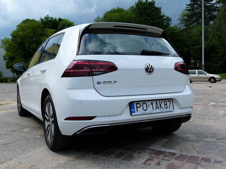 Volkswagen e-Golf - testSamochody z napędem elektrycznym to wciąż na świecie egzotyka, choć takie są już produkowane przez duże koncerny. Przykładem