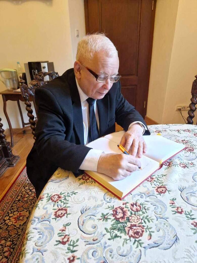 Wicepremier Jarosław Kaczyński wpisał się do księgi pamiątkowej