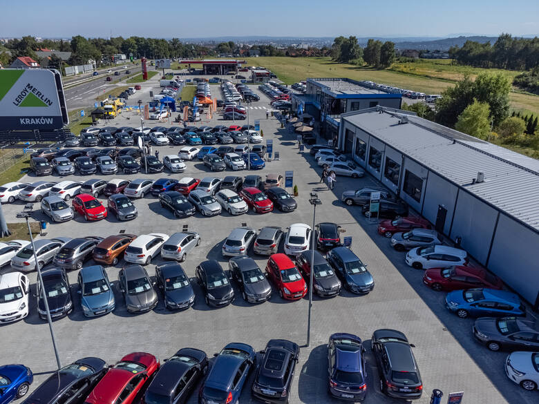 Otwarto nowe centrum samochodowe. AAA Auto stawia na ekologię i elektromobilność