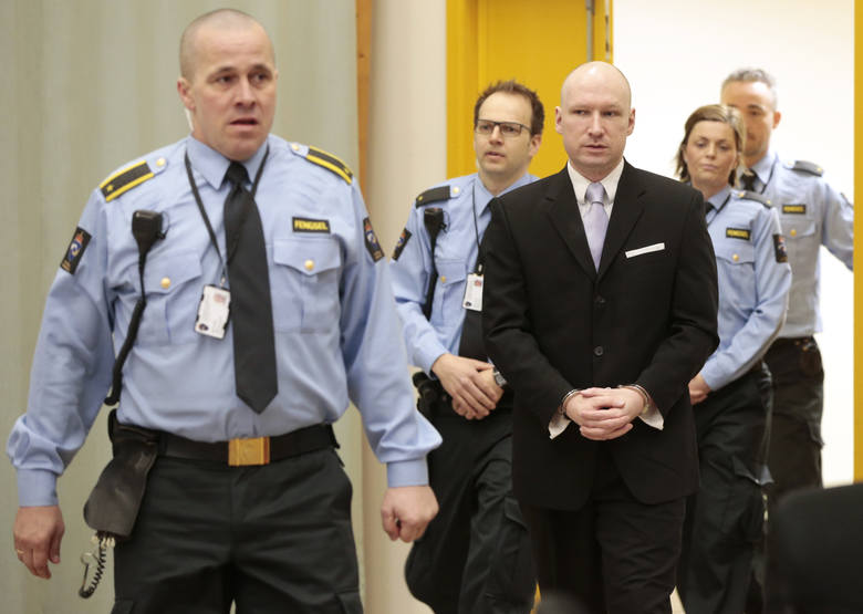 Największy ekstremista w Norwegii, który zabił 77 osób, żalił się, że przebywanie samotnie w celi to „nieludzkie warunki”. Przyznano mu rację.