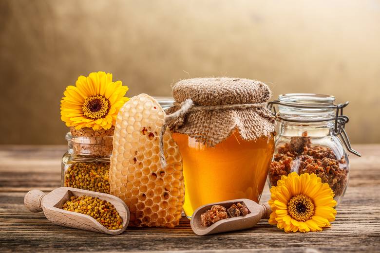 C'est difficile à croire, mais la falsification du miel peut déjà avoir lieu au stade de la floraison!  Les abeilles sont nourries de sucre, qu'elles mélangent ensuite