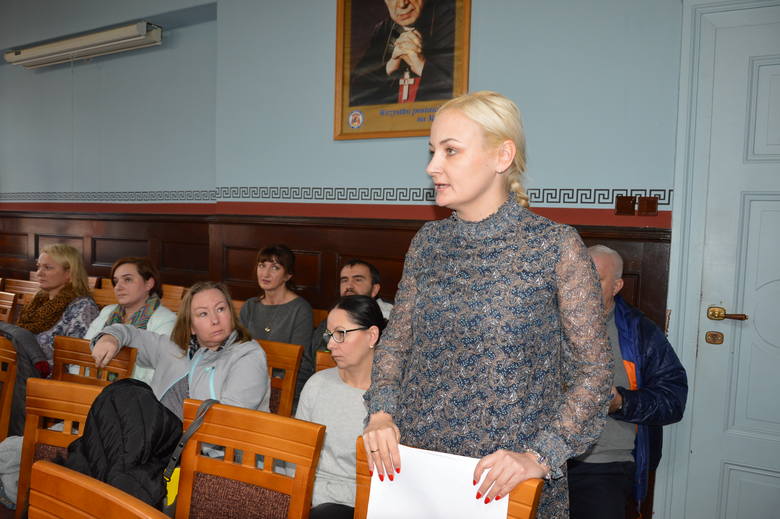 Maria Łaskarzewska przyszła na piątkową  sesję rady miejskiej w Lubsku z całą załogą. 
