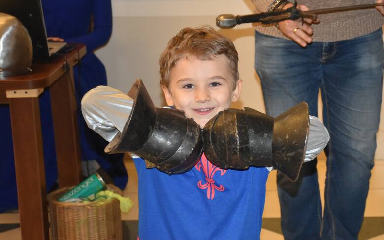 Na balu karnawałowym dzieci mogły przymierzyć średniowieczne zbroje.