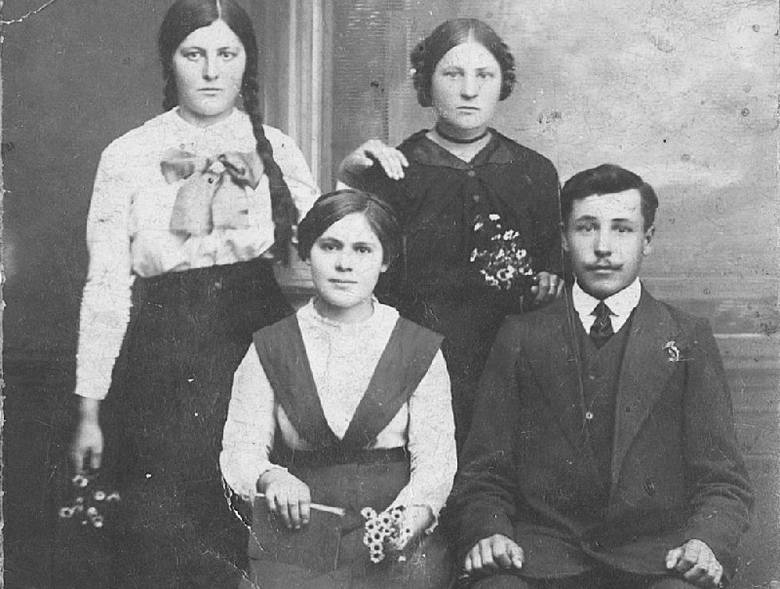 Rok 1918. Ojciec pana Bolesława Grzegorz Szpryngiel z siostrami Dominiką i Heleną. Na zdjęciu siedzi nieznana panu Bolesławowi kobieta.