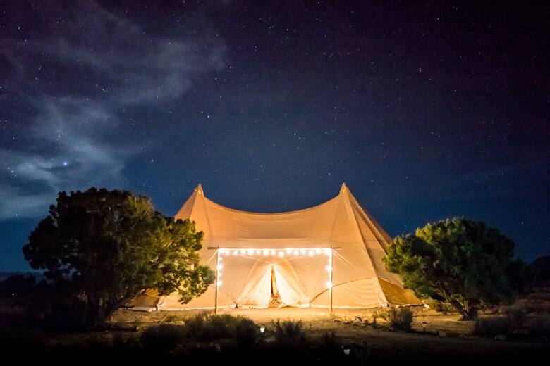 Rozświetlony namiot typu Glamping