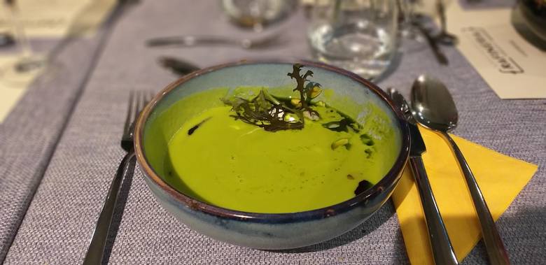 Zupa krem z zielonego groszku to jedna z bardziej sycących potraw diety dr Dąbrowskiej. Choć dojrzały groch jest niezalecany, niewielkie porcje tego