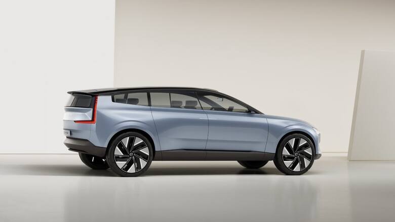 Volvo Concept RechargePłaska podłoga zapewnia więcej miejsca i lepszą pozycję siedzącą wszystkim osobom w samochodzie. Duży, pionowy ekran dotykowy o