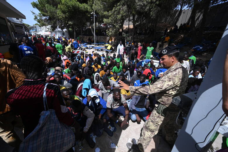 Sytuacja w ośrodku migracyjnym we Włoszech wymyka się spod kontroli.