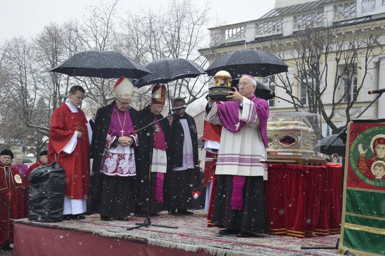 Ksiądz biskup Andrzej F. Dziuba, ordynariusz diecezji łowickiej relikwiarzem udzieli błogosławieństwa na cztery strony świata