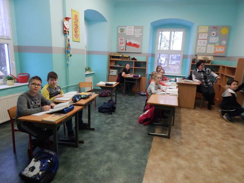Do szkoły w Niekarzynie uczęszcza 64 uczniów.