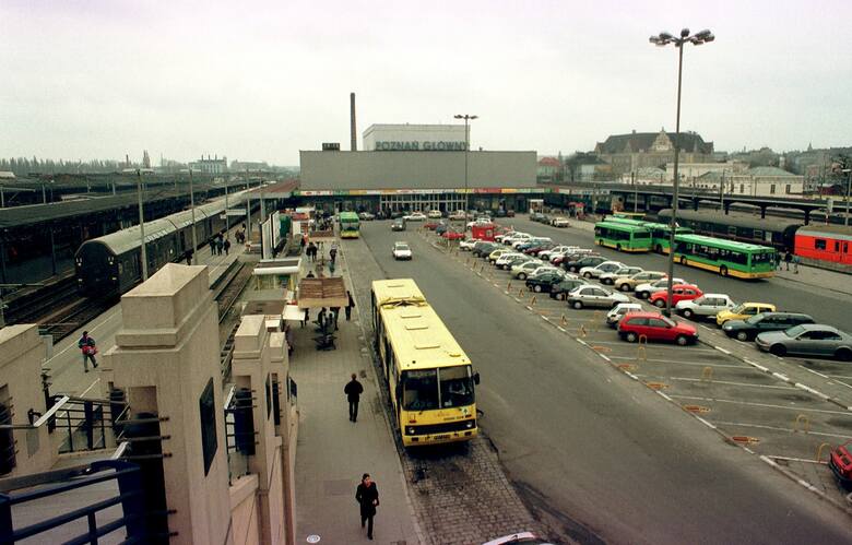 Dworzec PKP w Poznaniu w 2000 roku.