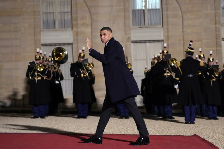Czy Macron znowu przekona Mbappe do pozostania w PSG? Kylian zjadł kolację z prezydentem Francji i emirem Kataru w Pałacu Elizejskim 
