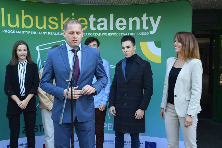 Konferencja prasowa przed IV LO w Zielonej Górze, dotyczącej inauguracji II edycji programu Lubuskie Talenty - 28 września 2020 