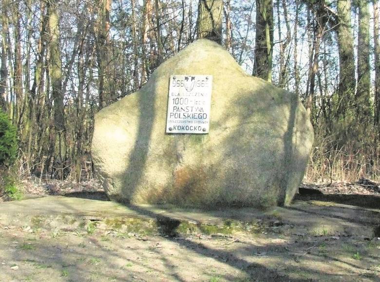  Kamień z tablicą pamiątkową w Kokocku miał upamiętnić 100-lecie powstania Państwa Polskiego. Tak wygląda dziś.