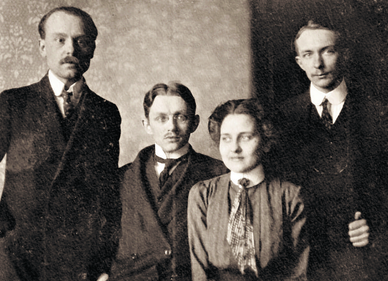 Leopold i Maria z Malinowskich Bilowiccy (w środku) tuż po ukończeniu studiów medycznych w Zakładzie Fizjologii  Uniwersytetu Lwowskiego, rok 1912.