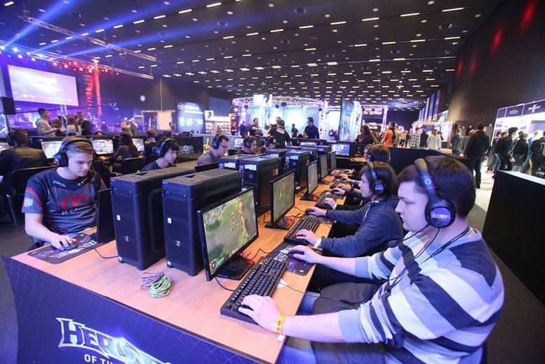 MARZEC<br /> <br /> 13 marca w katowickim Międzynarodowym Centrum Kongresowym rozpoczęły się mistrzostw świata w grach komputerowych Intel Extreme Masters 2015 oraz targi gier i technologii. IEM zgromadziło w Katowicach ponad 100 tysięcy osób. Olbrzymi sukces tej imprezy sprawił, iż w 2016 roku...