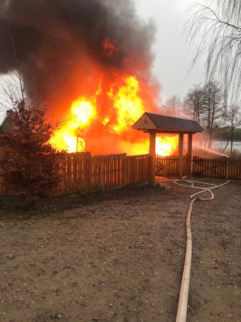 Pożar domu jednorodzinnego w powiecie tczewskim. Na miejscu 12 pracowało zastępów straży pożarnej