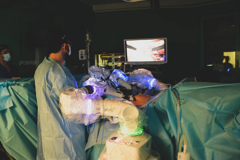 W Uniwersyteckim Centrum Klinicznym SUM w Katowicach od kilku tygodni testowany jest robot chirurgiczny VERSIUS. Chirurdzy z Oddziału Ginekologii, Położnictwa
