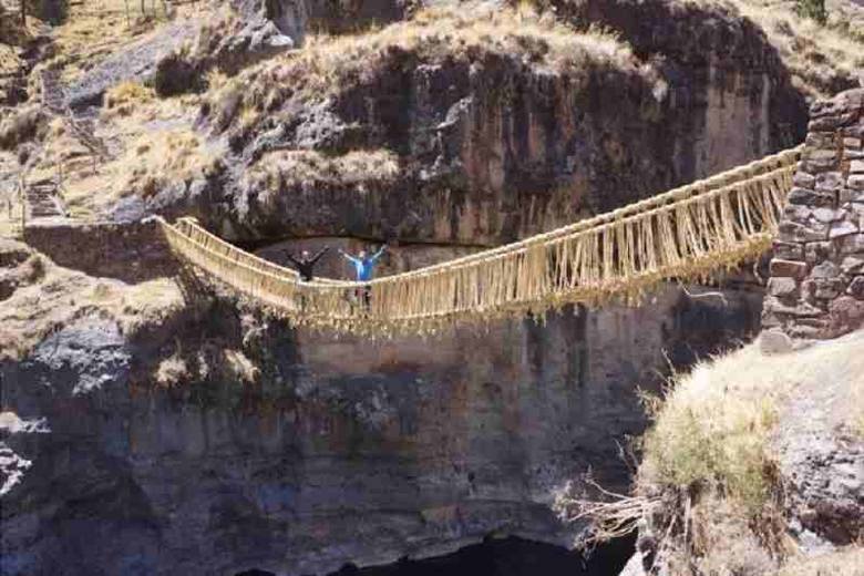Dawid Andres i Hubert Kisiński z rowerami amazońskimi na mostku inkaskim (Puente del Inca Q'eswachaca) niedaleko wioski Quehue.