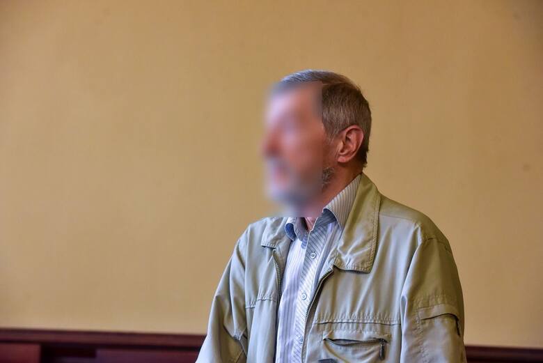 Proces kustosza Adama M. (po prawej stronie) i numizmatyka Andrzeja R. (z niebieskim pulowerem) ruszył w Sądzie Okręgowym w Toruniu 21 czerwca. Akt oskarżenia