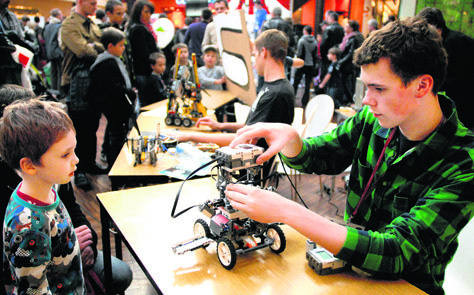 Zawody zdalnie kierowanych konstrukcji obserwowało wielu fanów robotyki. 
