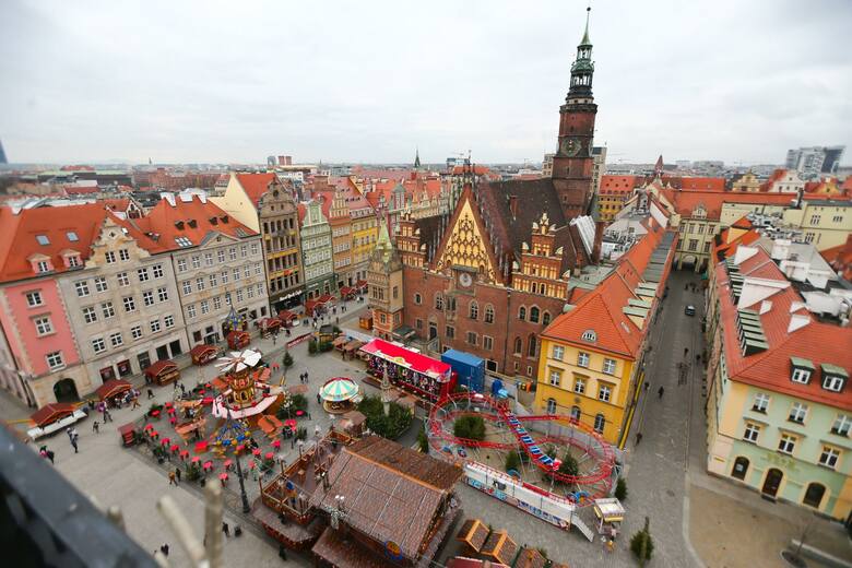 Architektura, rozrywka oraz niepowtarzalny klimat przyciągają odwiedzających do Wrocławia niczym magnes. Na zdjęciu widać wrocławski ratusz, gdzie w