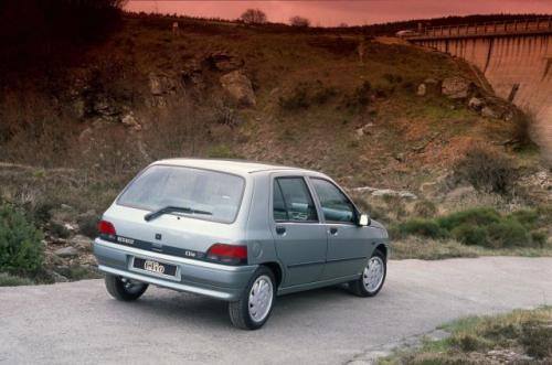 Fot. Renault: Renault Clio I to udane auto o dość pojemnym wnętrzu i przyzwoitych osiągach. Na zdjęciu model z 1990 r.