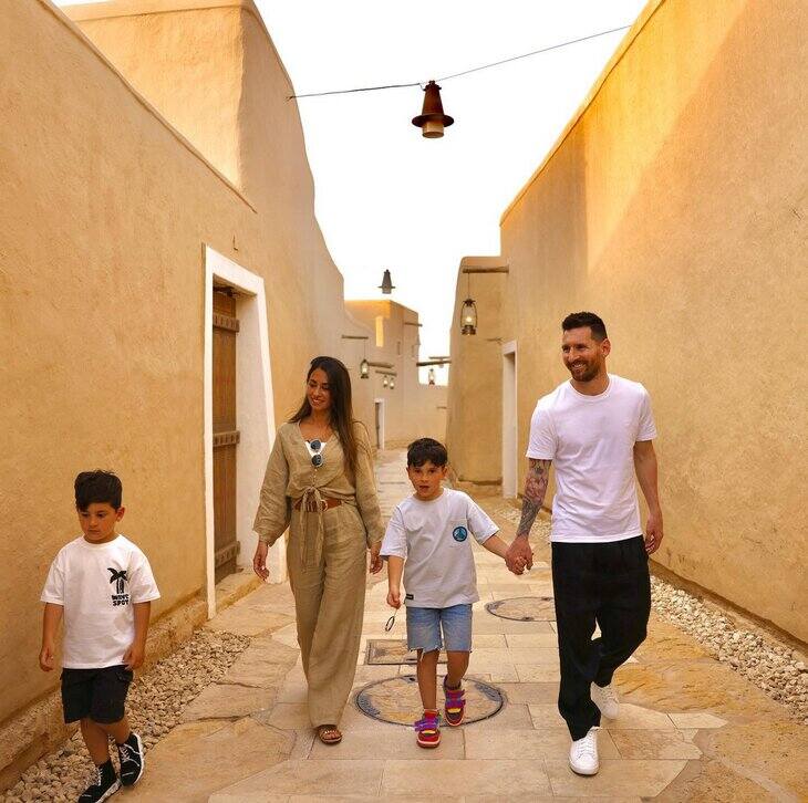 Lionel Messi, Antonella Roccuzzo i ich synowie - Thiago i Mateo na romantycznym spacerze w saudyjskiej medynie
