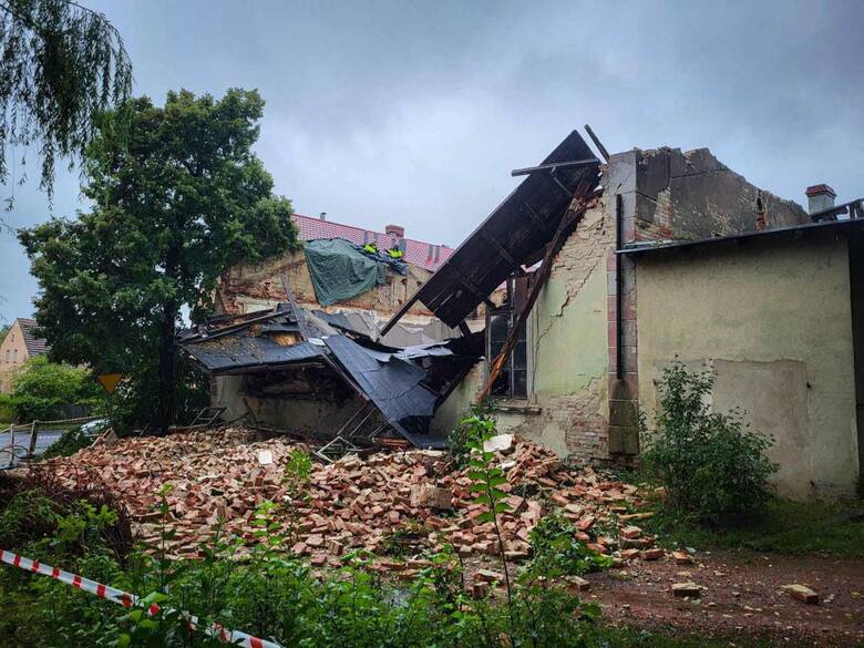 "Prawdopodobnie obfite opadu deszczu przyczyniły się do zawalenia budynku dawnej świetlicy, sąsiadującej z noclegownią w Kręsku" -