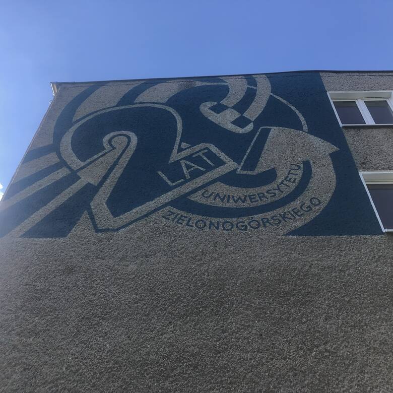 Narodzony mural na budynku UZ przy al. Wojska Polskiego 65 (II miejsce –  autorka projektu Viktoria Sepska – studentka kierunku sztuki wizualne)