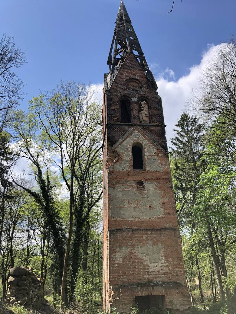Ruiny wieży kościelnej w Lędowie