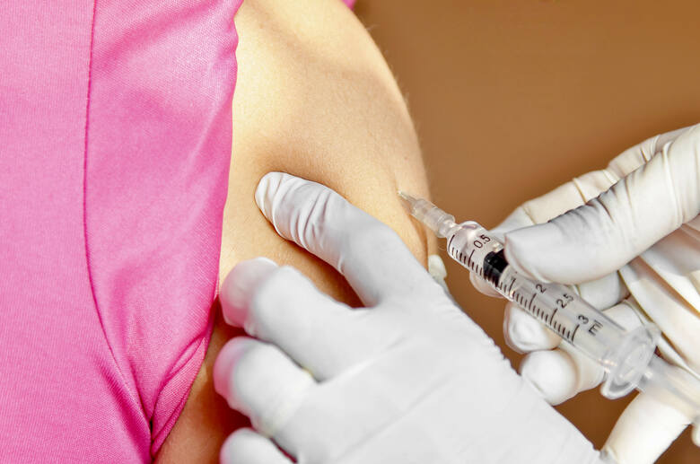 Wstrzykiwanie szczepionki w ramię, widok ze strzykawką