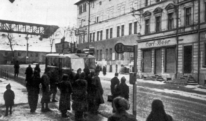 Rok 1944. Na przystanek „Postamt” na Podgórzu zajeżdża francuska VETRA CS60
