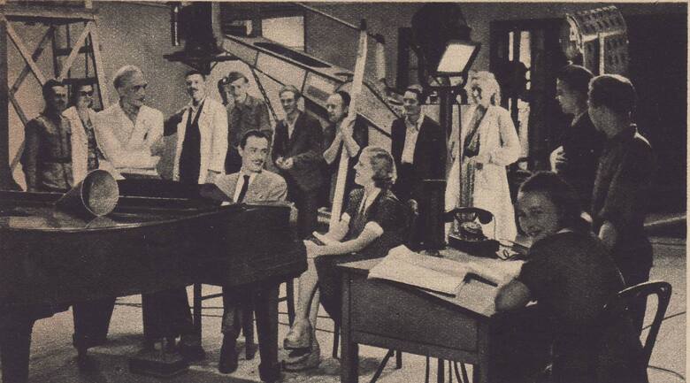 <strong>Zakazane piosenki 1946</strong><br /> Danuta Szaflarska: [i]W „Zakazanych piosenkach” zagrali niemieccy jeńcy. Przebrano ich w autentyczne mundury i uzbrojono w karabiny. Byli dumni z możliwości udziału w filmie. Bardzo się starali śpiewając „Heili, heilo!”. Scenę zrealizowano w Alejach...