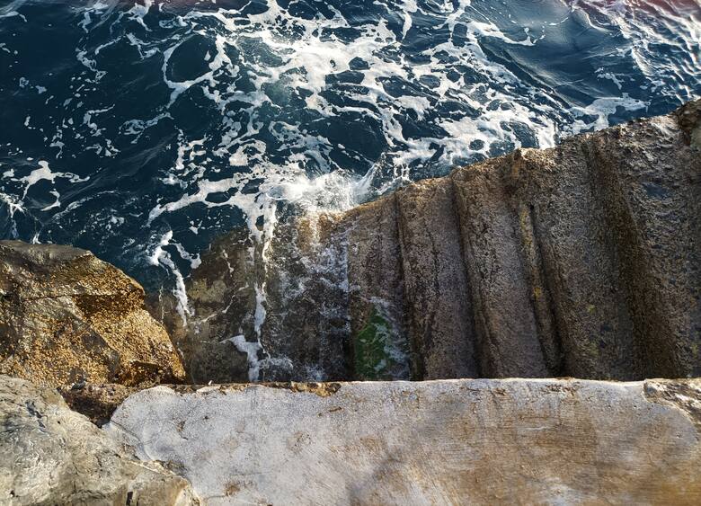 Jedna ze ścieżek w klifie w Caniço kończyła się schodami wyciętymi w skale, schodzącymi prosto do oceanu.