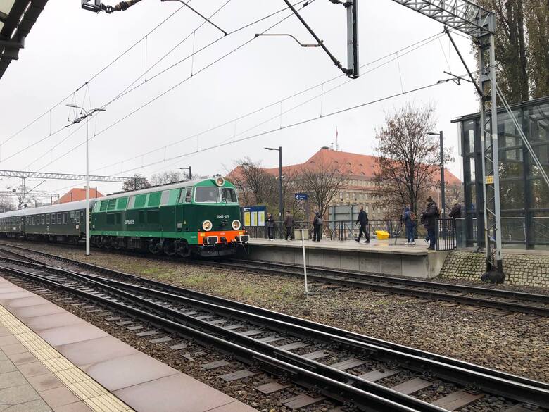 27 listopada przez Wrocław przejedzie pociąg retro z lokomotywą SU45-079 i wyjątkowym wagonem restauracyjnym. Skład z lat 70 podąży najpierw na Dworzec