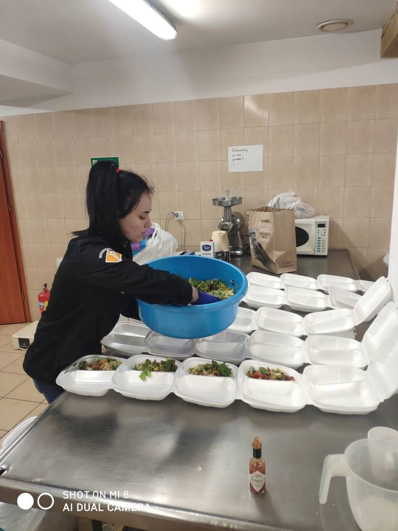 Pracownicy Lubuskiej Spiżarni przygotowują posiłki dla zielonogórskiego szpitala